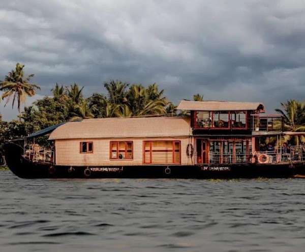 Best Luxury Houseboat Kerala