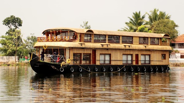 Lake Queen Premium Luxury Houseboats by LEDD Houseboats